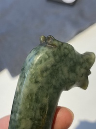 Poignard moghol &agrave; manche zoomorphique en jade vert, Inde, 17&egrave;me