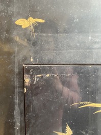 Deux grands panneaux de paravent en bois laqu&eacute; en or et noire de Canton, Chine, 19&egrave;me