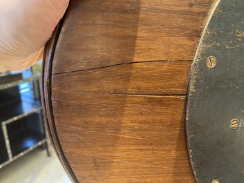 Tr&egrave;s important plat de forme ovale en bois incrust&eacute; de nacre &agrave; d&eacute;cor d'un pavillon central, Chine, 19&egrave;me