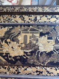 Deux grands panneaux de paravent en bois laqu&eacute; en or et noire de Canton, Chine, 19&egrave;me