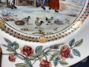 Paire d'assiettes en porcelaine de Chine famille rose &agrave; d&eacute;cor de paysans jouant aux cartes d'apr&egrave;s David Teniers II, Qianlong