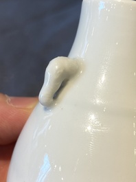 Petit vase de forme 'hu' en porcelaine blanc de Chine de Dehua aux anses en forme d'&eacute;l&eacute;phants, 18&egrave;me