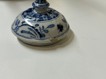 Rare cafeti&egrave;re en fa&iuml;ence de Delft en bleu et blanc, dat&eacute;e 1732