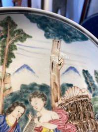 Een Chinees famille rose exportporseleinen bord met mythologisch decor, Yongzheng/Qianlong