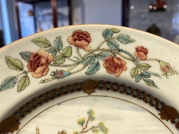 Paire d'assiettes en porcelaine de Chine famille rose &agrave; d&eacute;cor de paysans jouant aux cartes d'apr&egrave;s David Teniers II, Qianlong