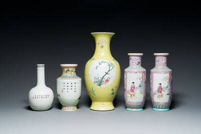 Cinq vases en porcelaine de Chine famille rose, marques de Qianlong, 20&egrave;me