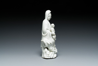 Een Chinese Dehua blanc de Chine figuur van Guanyin met een jongen, Kangxi/Qianlong