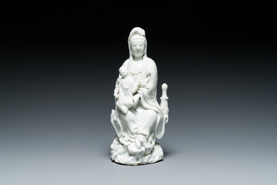 Een Chinese Dehua blanc de Chine figuur van Guanyin met een jongen, Kangxi/Qianlong