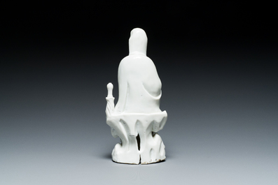 Een Chinese Dehua blanc de Chine figuur van Guanyin met een jongen, Kangxi/Qianlong