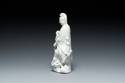 Een Chinese Dehua blanc de Chine figuur van Guanyin met een jongen, Kangxi/Qianlong