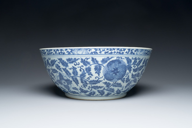 A large Chinese blue and white 'lotus scrolls' bowl and three famille rose plates, 19/20th C.