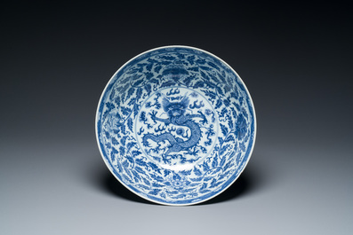 A large Chinese blue and white 'lotus scrolls' bowl and three famille rose plates, 19/20th C.