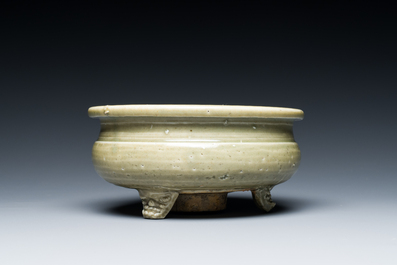 Een Chinese Longquan celadon driepotige wierookbrander, Ming