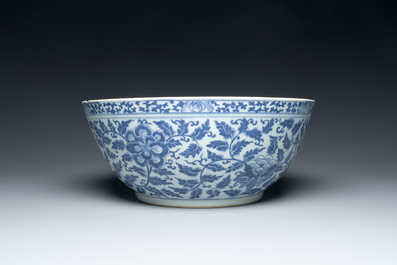 A large Chinese blue and white 'lotus scrolls' bowl and three famille rose plates, 19/20th C.