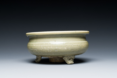 Een Chinese Longquan celadon driepotige wierookbrander, Ming