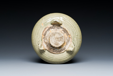 Een Chinese Longquan celadon driepotige wierookbrander, Ming