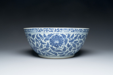 A large Chinese blue and white 'lotus scrolls' bowl and three famille rose plates, 19/20th C.