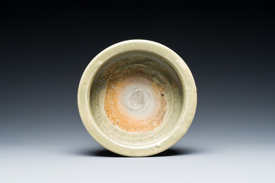 Een Chinese Longquan celadon driepotige wierookbrander, Ming