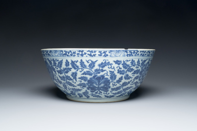 A large Chinese blue and white 'lotus scrolls' bowl and three famille rose plates, 19/20th C.