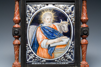 Plaque en &eacute;mail de Limoges au portrait de Saint Luc dans son encadrement, France, 17/18&egrave;me
