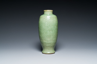 Een Chinese Longquan celadon vaas met onderglazuur floraal decor, Ming