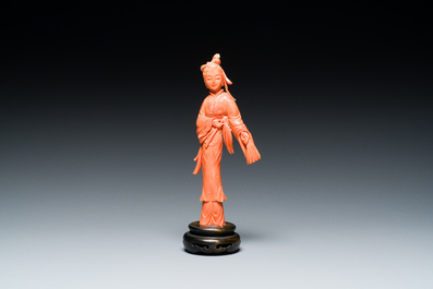Een Chinese bloedkoralen sculptuur van een dame met een vliegenmepper en een waaier, 19/20e eeuw