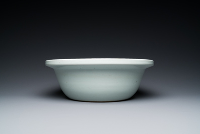 A Chinese qianjiang cai bowl and an 'antiquities' vase and cover, 19/20th C.