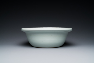 Un vase couvert et un bassin en porcelaine de Chine qianjiang cai, 19/20&egrave;me