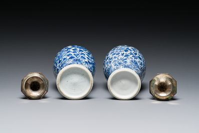 Een paar Chinese blauw-witte vazen met zilveren monturen, Kangxi