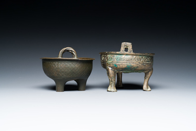Twee Chinese bronzen driepotige rituele voedselkommen, 'ding', Westelijke Zhou en Yuan