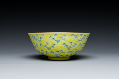 A Chinese yellow-ground famille verte 'bamboo' bowl, Tongzhi mark, 19/20th C.