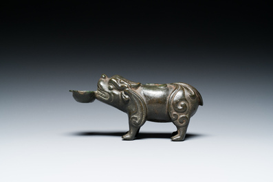 Een Chinese bronzen waterdruppelaar in de vorm van een bixie, Ming