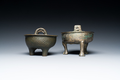 Twee Chinese bronzen driepotige rituele voedselkommen, 'ding', Westelijke Zhou en Yuan