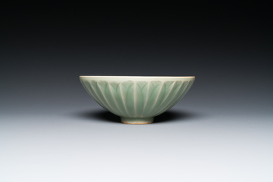 Un vase et un bol en forme de lotus en porcelaine de Chine c&eacute;ladon de Longquan, Yuan ou post&eacute;rieur