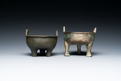 Twee Chinese bronzen driepotige rituele voedselkommen, 'ding', Westelijke Zhou en Yuan