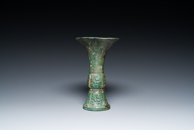 R&eacute;cipient &agrave; vin rituel archa&iuml;que en bronze, 'gu', fin de la dynastie Shang
