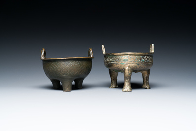 Twee Chinese bronzen driepotige rituele voedselkommen, 'ding', Westelijke Zhou en Yuan