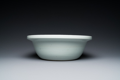 Un vase couvert et un bassin en porcelaine de Chine qianjiang cai, 19/20&egrave;me