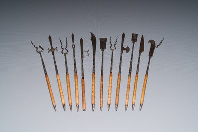 Porte-armes miniature en bois sculpt&eacute;, Chine ou Vietnam, 19/20&egrave;me