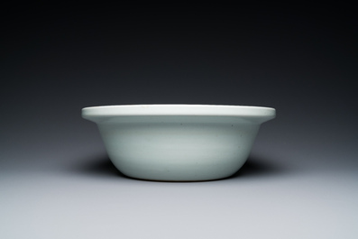 Un vase couvert et un bassin en porcelaine de Chine qianjiang cai, 19/20&egrave;me