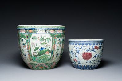 A Chinese blue, white and copper-red fish bowl and a Samson famille verte fish bowl, 19/20th C.