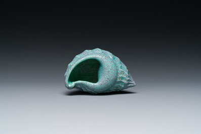 Een Chinese schelpvormige waterpot met robin's-egg glazuur, Qianlong