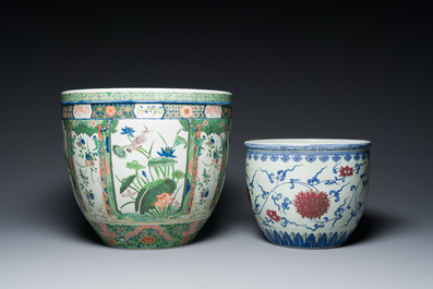 A Chinese blue, white and copper-red fish bowl and a Samson famille verte fish bowl, 19/20th C.