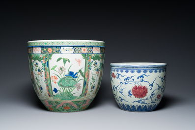 A Chinese blue, white and copper-red fish bowl and a Samson famille verte fish bowl, 19/20th C.