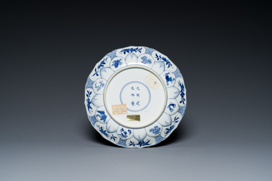 Een Chinese blauw-witte lotusvormige schotel, Chenghua merk, Kangxi