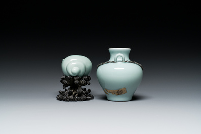 Un vase de forme 'hu' et un pot &agrave; eau en forme de coquillage en porcelaine de Chine &agrave; &eacute;mail c&eacute;ladon, 19/20&egrave;me