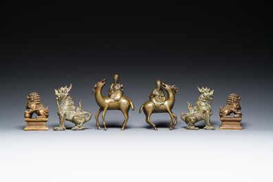 Een paar Chinese met zilver en koper ingelegde bronzen wierookbranders, een paar bronzen kylins en een paar leeuwen, 19/20e eeuw