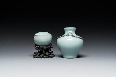 Een Chinese celadon-geglazuurde schelpvormige waterpot op houten sokkel en een 'hu' vaasje, 19/20e eeuw