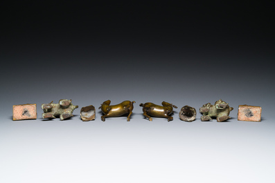 Een paar Chinese met zilver en koper ingelegde bronzen wierookbranders, een paar bronzen kylins en een paar leeuwen, 19/20e eeuw