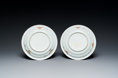Paire de plats en porcelaine de Chine famille verte &agrave; d&eacute;cor de ph&eacute;nix, Kangxi